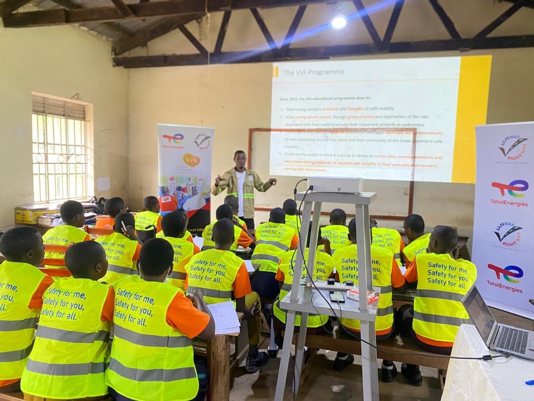 swrwug's tweet photo. At Kiziranfumbi SS in Kikuube, our road safety ambassadors were equipped through VIA safe mobility training sessions to advocate for safer roads and promote responsible road use among their peers.
#RoadSafety #Safemobility #RoadSafetyAdvocacy https://t.co/8xqQYRz1KP