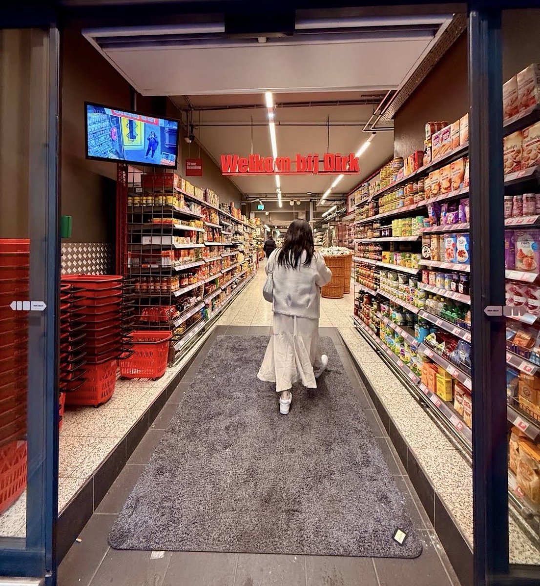 NicovanGog's tweet photo. Dirk vd Broek in de Warmoesstraat gaat sluiten. De officiële melding is geen omzet. Uit interne betrouwbare bron weet ik dat ze gaan sluiten omdat er veel gestolen word en daardoor ellende en niet veilig vh personeel. Amsterdam glijd verder af met het college GL/PvdA en D66. https://t.co/Cymv9dYTlG