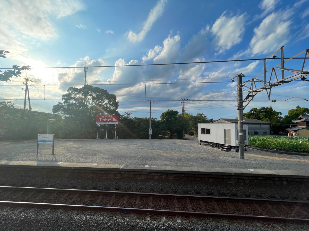 niraJAPAN's tweet photo. この前観音寺に行った帰りにもうすぐ例大祭の津嶋神社へ。
もう橋には板がはめられて、2日しか営業しない駅にも仮駅舎が到着してました。 https://t.co/r991aDi5cw