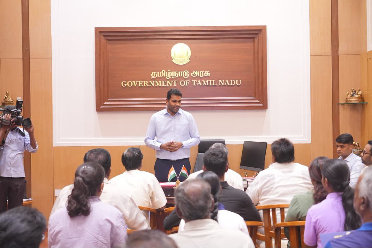 AadhavArjuna's tweet photo. தமிழ்நாடு விளையாட்டு மேம்பாட்டு ஆணையத்தின் மூலம் 
இன்று தலைமைச் செயலகத்தில் ஆறு பயிற்றுநர்களுக்கு பணி நியமன ஆணைகளும்   முன்னாள் விளையாட்டு வீரர்கள் பதிமூன்று பேருக்கு ஓய்வூதிய ஆணைகளும் மூன்று நபர்களுக்கு குடும்ப ஓய்வூதிய ஆணைகளும் வழங்கினோம்.
1/2 https://t.co/Ggs2NuwUU8