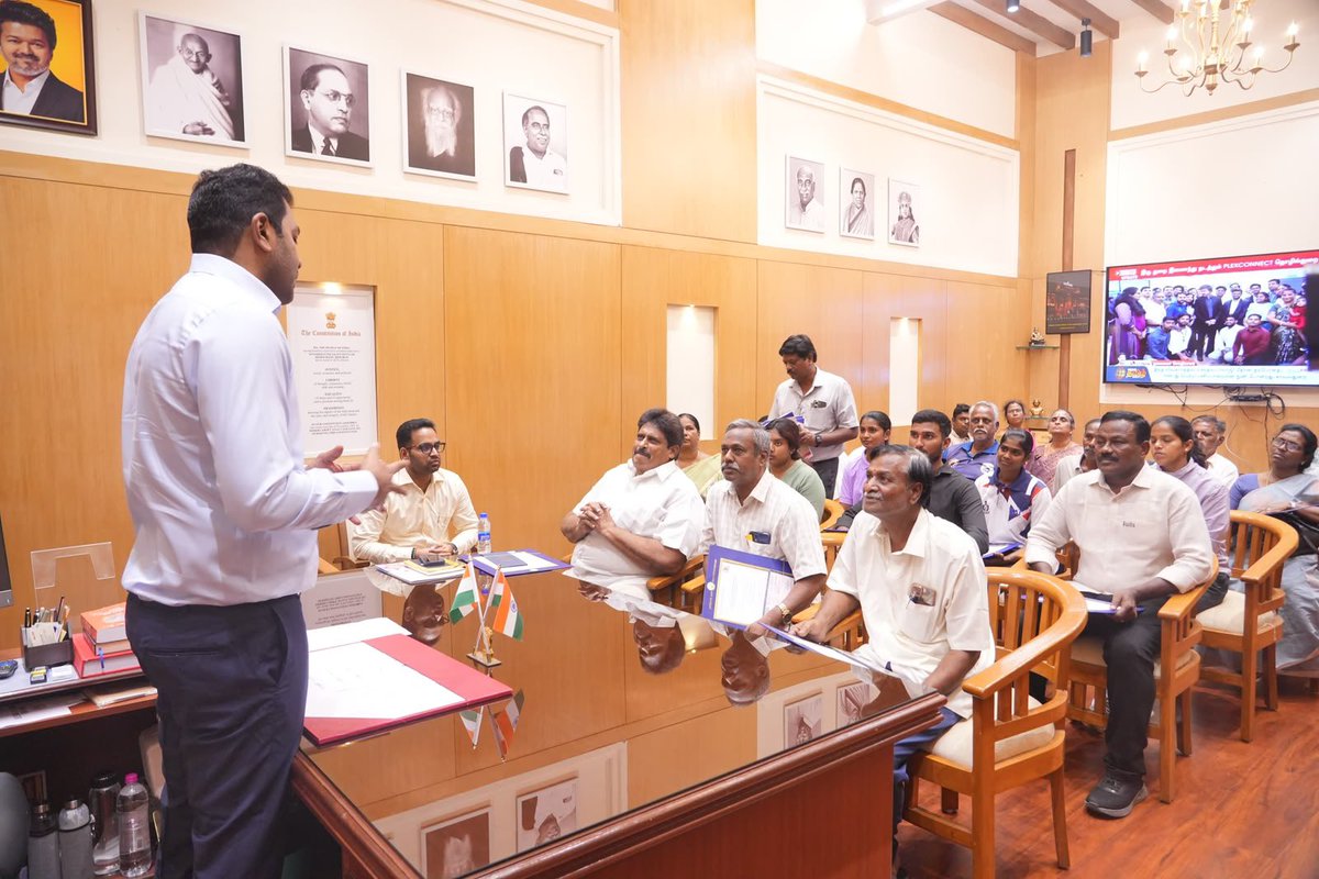 AadhavArjuna's tweet photo. தமிழ்நாடு விளையாட்டு மேம்பாட்டு ஆணையத்தின் மூலம் 
இன்று தலைமைச் செயலகத்தில் ஆறு பயிற்றுநர்களுக்கு பணி நியமன ஆணைகளும்   முன்னாள் விளையாட்டு வீரர்கள் பதிமூன்று பேருக்கு ஓய்வூதிய ஆணைகளும் மூன்று நபர்களுக்கு குடும்ப ஓய்வூதிய ஆணைகளும் வழங்கினோம்.
1/2 https://t.co/Ggs2NuwUU8
