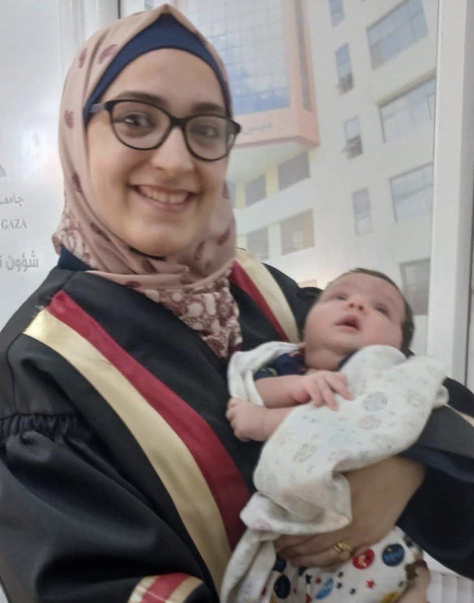 HuDa_NaIm92's tweet photo. سوزان ورضيعها اختفوا تماما لم يقتلو فقط! 
بل صواريخ الاحتلال استهدفتهم بشكل لم يستطع أحد حتى اللحظة أن يعثر عليهم!

نامت سوزان وصغيرها في حضنها، تحاول فرق الانقاذ والمواطنين منذ الفجر العثور على جثامينهم أو بقايا جثامين ولا يستطيعون!

هل كنت تعرف أن آلاف الشهداء لم يدفنو بل تبخرت أجسادهم وتفتت !!
شيماء ابنة عمي رحل والدها وهو يحلم بالعثور عن جزء منها ليكون لها قبراً كحد أدنى من حق البشر! فلم يجد!