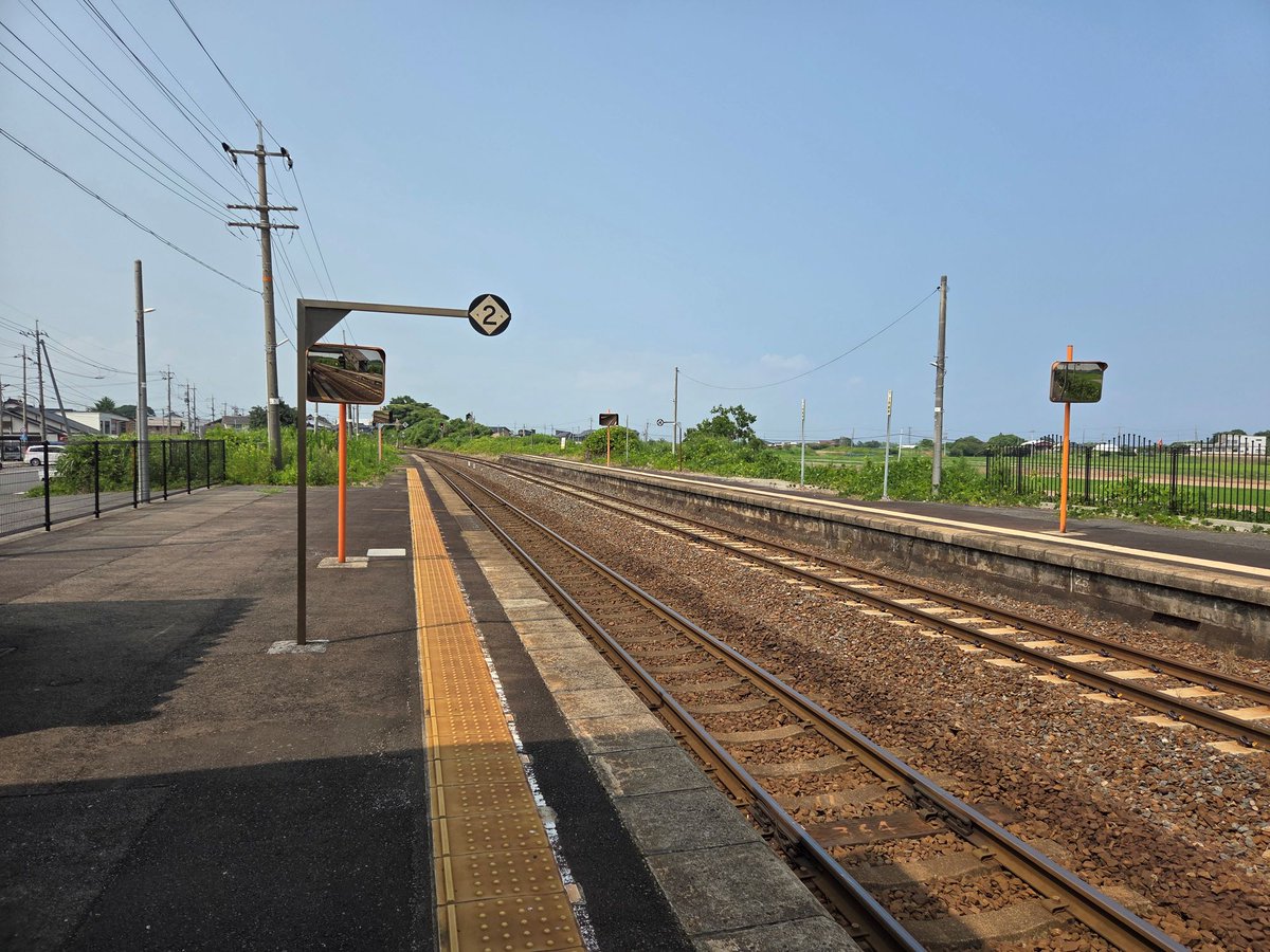 A8800454's tweet photo. 駅の写真を撮っていると、10時23分発の米子行きがやって来ました。1980年夏の鉄研合宿でも乗ったキハ47です。現在は体質改善工事もされ、冷房完備です。しかし、小生にとっては、キハ47は非冷房でも、あの２段上昇窓が魅力でした。まず、上段をがばっと上げ、爪を引っ掛ける。それから下段を上げ、腕を窓枠に乗せて、時には顔も出して走りを堪能する。これが醍醐味でした。逆説的に言えば、夏で非冷房であるからこそ、これが出来るのでした。今やそんなことが出来る車両はほとんどなく、仕方がないので、我が軍の窓をエンジン音が反響しそうな所で全開にして、在りし日を偲んでいます。
＃大山口駅
＃キハ47