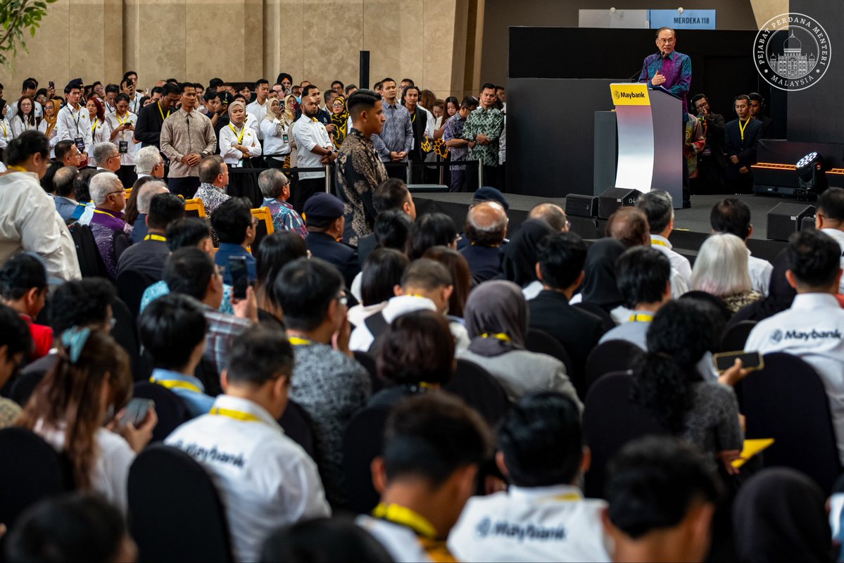 anwaribrahim's tweet photo. Majlis Perasmian Ibu Pejabat Baharu Maybank menjadi kesempatan untuk saya menegaskan bahawa institusi kewangan merupakan antara tonggak utama yang menggerakkan pertumbuhan ekonomi negara.

Kemajuan sesebuah negara bukan sekadar diukur melalui angka pertumbuhan atau keuntungan, tetapi pada sejauh mana manfaatnya dapat dirasai oleh rakyat. Justeru, institusi perbankan perlu memastikan perkhidmatan kewangan yang berkualiti dapat diakses oleh semua.

Kekuatan sesebuah institusi kewangan juga mesti berpaksikan integriti, tatakelola yang baik serta barisan profesional yang amanah dan berakhlak. Tanpa nilai-nilai ini, institusi yang gah juga boleh kecundang.

Dalam mendepani kemajuan teknologi seperti kecerdasan buatan dan pengkomputeran kuantum, kita tidak boleh mengabaikan nilai manusiawi. Kemajuan yang sebenar ialah kemajuan yang memberi manfaat kepada seluruh rakyat dan memastikan tiada yang ketinggalan.

#MalaysiaMADANI
#MADANIbekerja
#YakinMADANI
#EkonomiMADANI