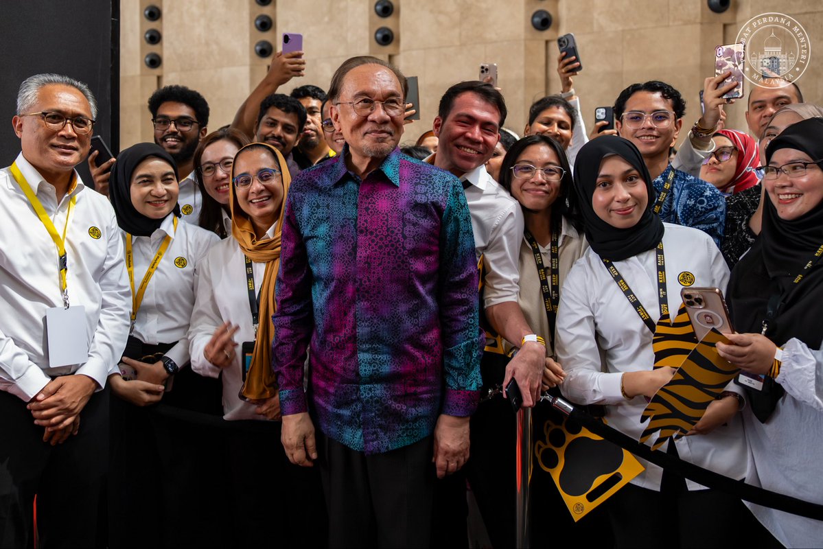 anwaribrahim's tweet photo. Majlis Perasmian Ibu Pejabat Baharu Maybank menjadi kesempatan untuk saya menegaskan bahawa institusi kewangan merupakan antara tonggak utama yang menggerakkan pertumbuhan ekonomi negara.

Kemajuan sesebuah negara bukan sekadar diukur melalui angka pertumbuhan atau keuntungan, tetapi pada sejauh mana manfaatnya dapat dirasai oleh rakyat. Justeru, institusi perbankan perlu memastikan perkhidmatan kewangan yang berkualiti dapat diakses oleh semua.

Kekuatan sesebuah institusi kewangan juga mesti berpaksikan integriti, tatakelola yang baik serta barisan profesional yang amanah dan berakhlak. Tanpa nilai-nilai ini, institusi yang gah juga boleh kecundang.

Dalam mendepani kemajuan teknologi seperti kecerdasan buatan dan pengkomputeran kuantum, kita tidak boleh mengabaikan nilai manusiawi. Kemajuan yang sebenar ialah kemajuan yang memberi manfaat kepada seluruh rakyat dan memastikan tiada yang ketinggalan.

#MalaysiaMADANI
#MADANIbekerja
#YakinMADANI
#EkonomiMADANI