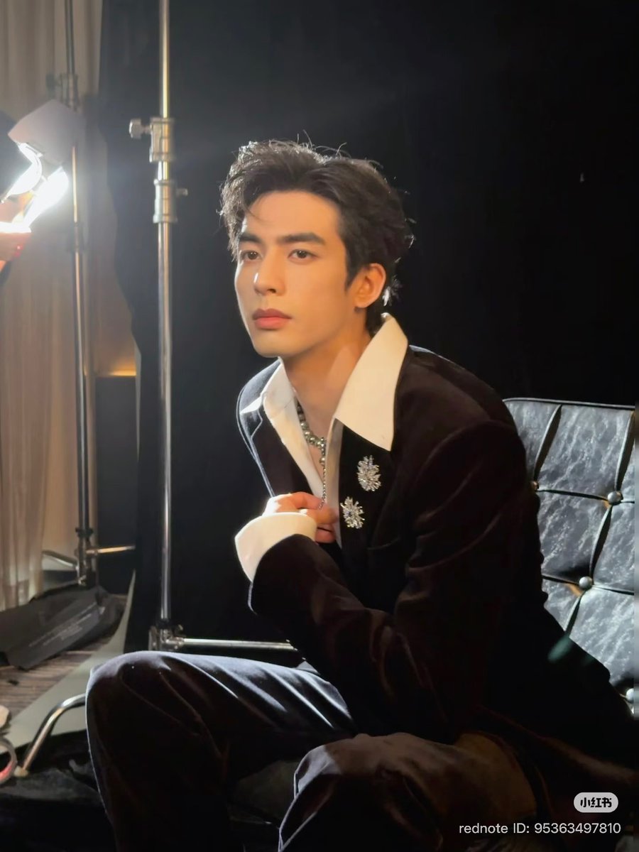 SWL99_update's tweet photo. #SongWeilong #宋威龙 #송위룡

2/4 https://t.co/NpcNvO2yLK