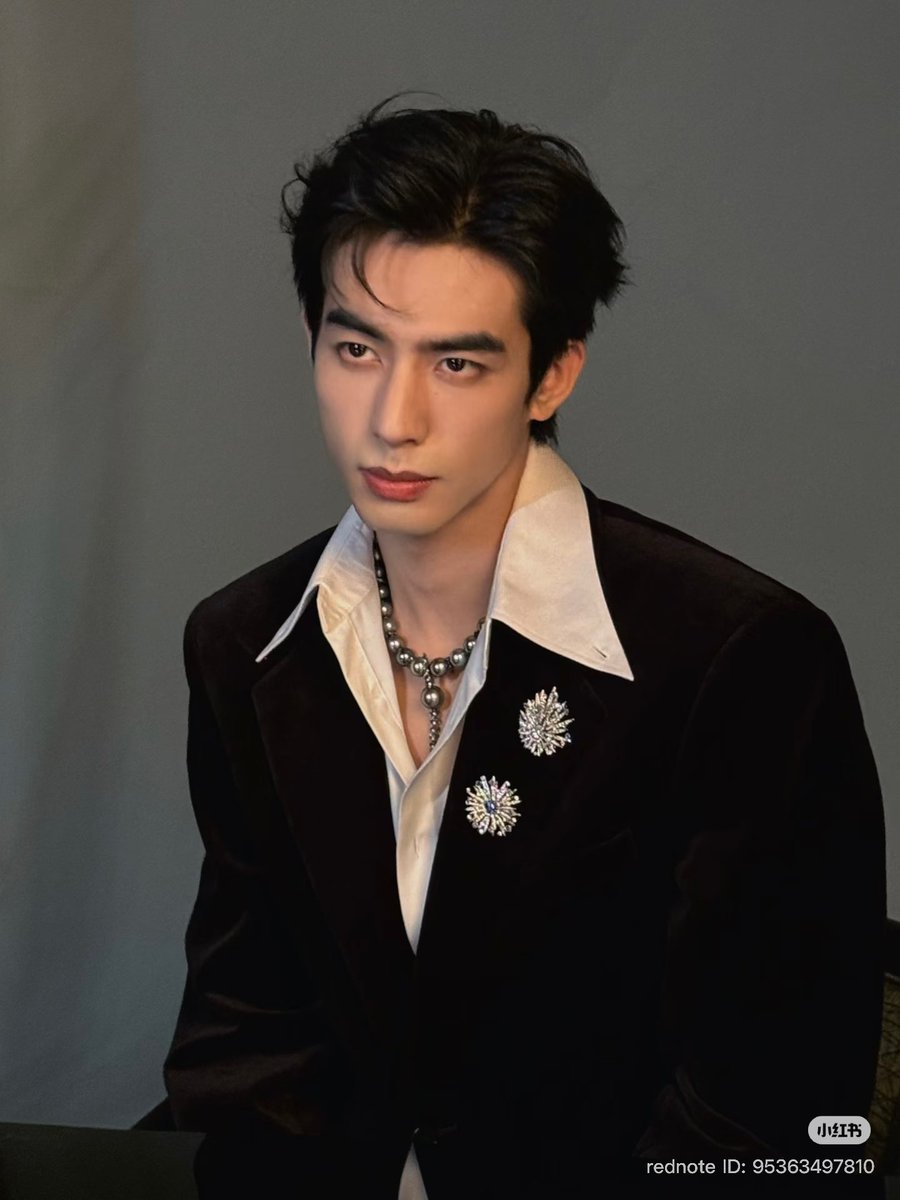 SWL99_update's tweet photo. [260730]

Studio XHS Update

A beauty as radiant as pearls…

Credit to the creator of these stunning photos, Song Weilong.

#SongWeilong #宋威龙 #송위룡

1/4 https://t.co/h1wOE8SXXW