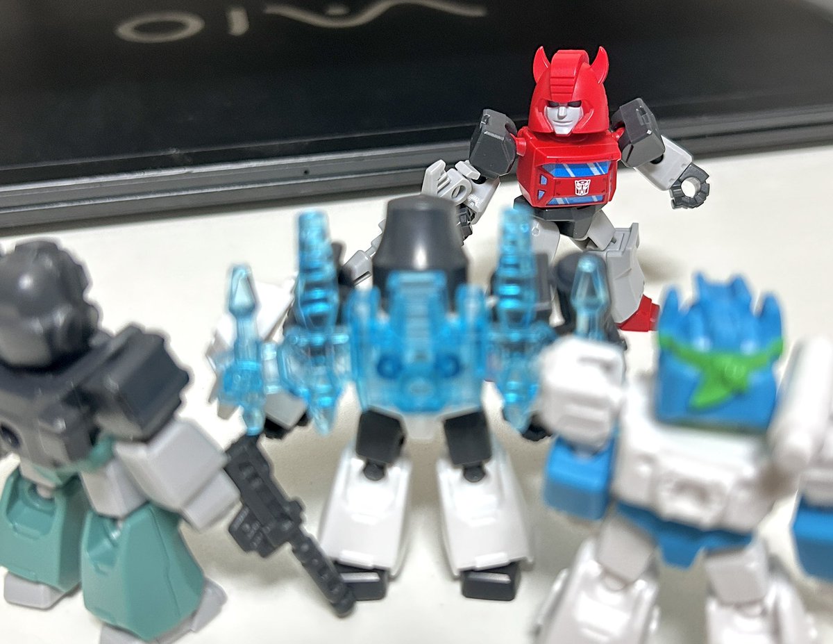 _blackburn_'s tweet photo. クリフジャンパー
よくバンブルビーのリデコで出ることが多い彼ですが、腕や足はもともと汎用パーツなので今回バンブルビーから流用されているのは肩と背中パーツのみ。
#ブロッキーズ
#トランスフォーマー https://t.co/IfxPDOv5XY