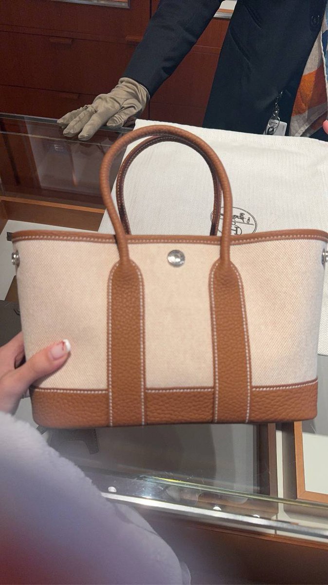 cheftesia's tweet photo. The prices at London boutiques are quite good. https://t.co/EejQ4xgSnw