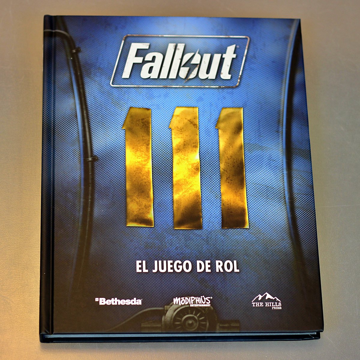 albinusrol's tweet photo. Hoy en el blog tenéis la reseña #rol 📚 de Fede "Scarver", de Fallout, publicado en español por @TheHillsPress, centrada en los capítulos 6-12: Corporaciones, Vault-Tec, La Commonwealth, la dirección, habitantes del Yermo, a lo grande, o humillados, apéndices . Feliz semana 😊 https://t.co/b3jFnvS4Fq
