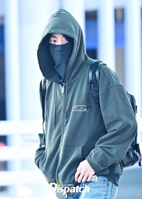 Jung Kook for   リラックスフーディー　XS Jeon Jungkook Brazil в X: „Jungkook no Aeroporto Internacional de