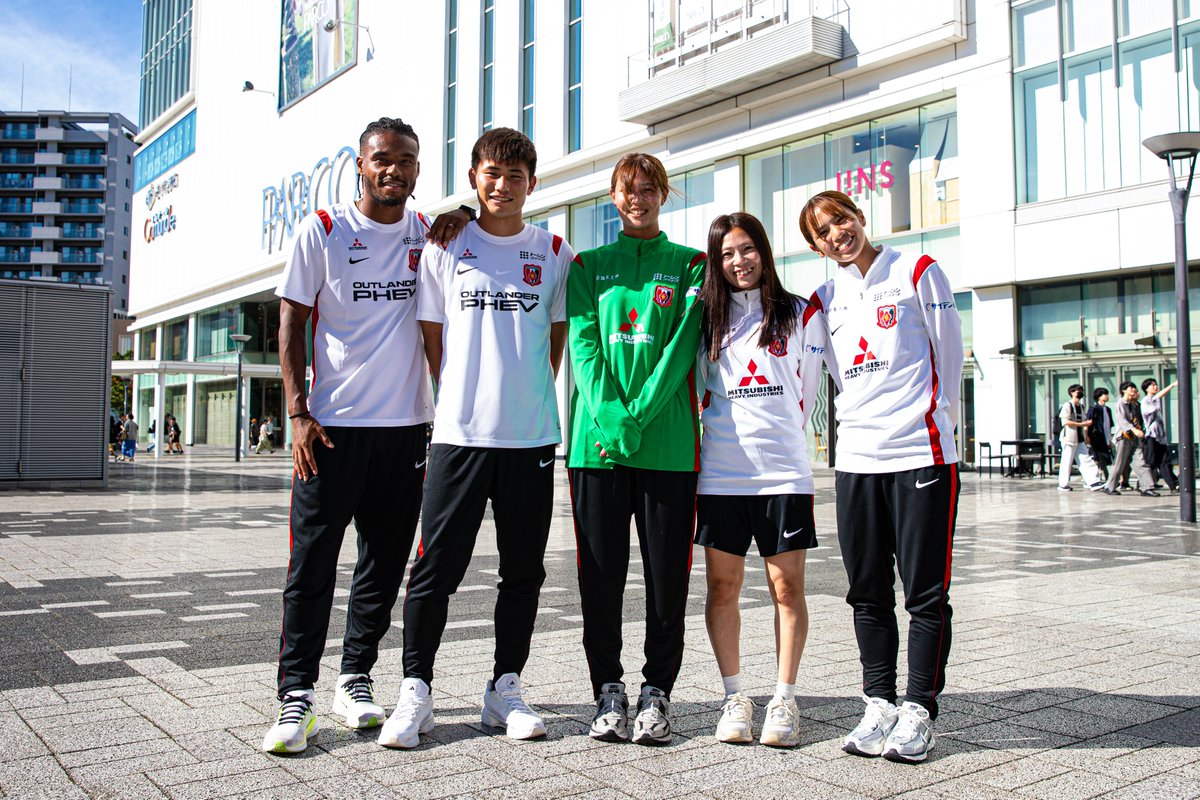 REDSOFFICIAL's tweet photo. 29日、8月に開幕する2026/27明治安田J1リーグ、2026/27WEリーグに向け、選手が浦和、北浦和、南浦和の商店会を訪問し、新シーズンの日程告知ポスターや開幕PRチラシをお渡しし、地域のみなさまとの交流を行いました⚽️♦️

当日のレポートはこちら📝
https://t.co/3v5qUgAH6L

#urawareds #浦和レッズ https://t.co/NNKuKeUSpw