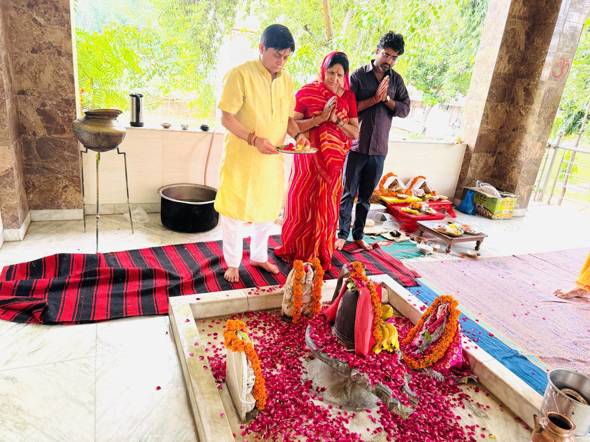 onlineKailash's tweet photo. आज श्रावण मास के पावन प्रथम दिवस के शुभ अवसर पर जयपुर स्थित छात्रावास परिसर में देवाधिदेव महादेव की विधि-विधान एवं पूर्ण भक्ति भाव से पूजा-अर्चना एवं जलाभिषेक किया। https://t.co/yZ1CzloZII