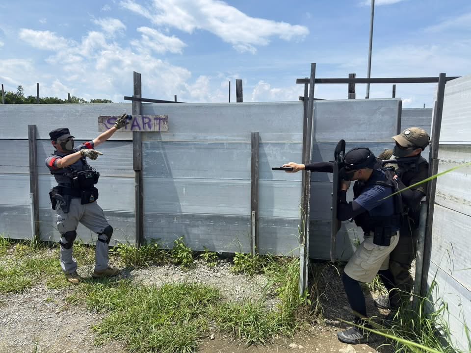 k_matsu_hige's tweet photo. 撃ったら麻薬組織のリーダーの僕を捕まえられないよ?
連行しようとしたら、この爆弾おっこちて、みんな死んぢゃうよ?
(左手でグレを壁に押しつけて支えてる)
のシーン。
#TENKOO
#特殊戦定例会 https://t.co/E5YfviuzvQ