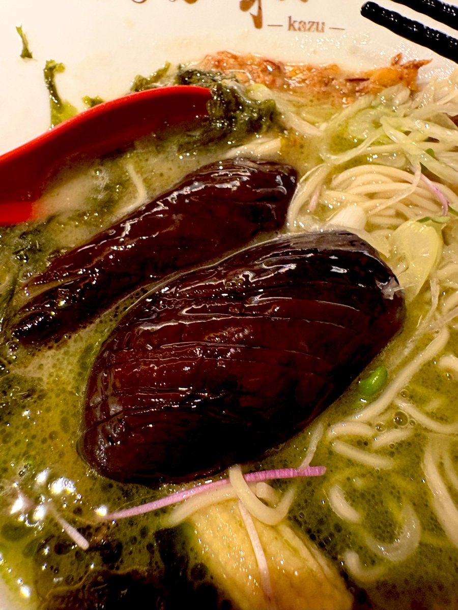 menyayoshim's tweet photo. 木曜日の夜は
「つけ麺 和 -kazu- 東京本店」🍜28

濃厚塩ずんだバジルオイルラーメン

金井店主に限定作ってもらいました🍜
濃厚塩スープに枝豆🫛とバジルオイルで
スープウマッ‼️ 揚げナス🍆もイイ👌
超絶美味しかったです👍🍜💕
金井さん、アモちゃん、キッシーさん
ご馳走様🙏🌈💯 https://t.co/e8lvCFOuki