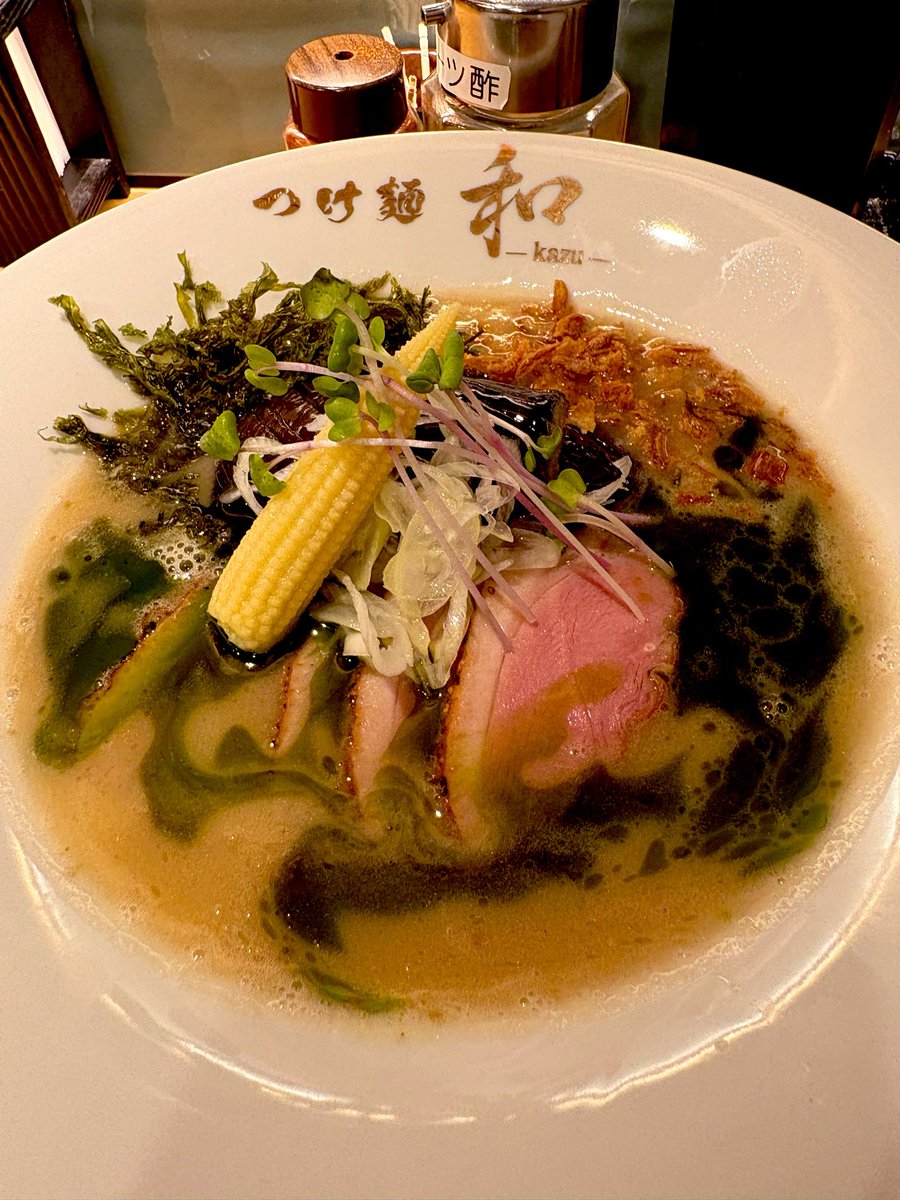menyayoshim's tweet photo. 木曜日の夜は
「つけ麺 和 -kazu- 東京本店」🍜28

濃厚塩ずんだバジルオイルラーメン

金井店主に限定作ってもらいました🍜
濃厚塩スープに枝豆🫛とバジルオイルで
スープウマッ‼️ 揚げナス🍆もイイ👌
超絶美味しかったです👍🍜💕
金井さん、アモちゃん、キッシーさん
ご馳走様🙏🌈💯 https://t.co/e8lvCFOuki