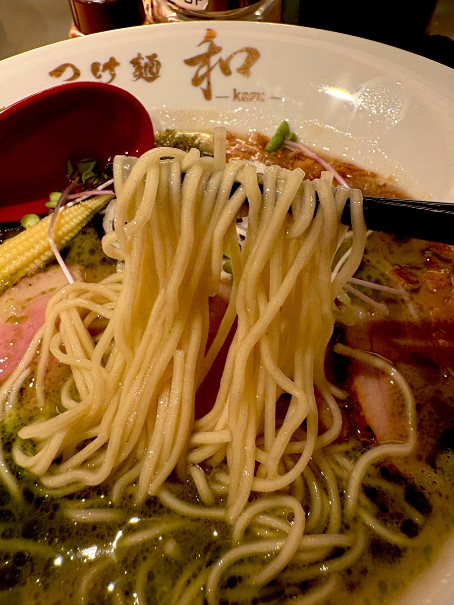 menyayoshim's tweet photo. 木曜日の夜は
「つけ麺 和 -kazu- 東京本店」🍜28

濃厚塩ずんだバジルオイルラーメン

金井店主に限定作ってもらいました🍜
濃厚塩スープに枝豆🫛とバジルオイルで
スープウマッ‼️ 揚げナス🍆もイイ👌
超絶美味しかったです👍🍜💕
金井さん、アモちゃん、キッシーさん
ご馳走様🙏🌈💯 https://t.co/e8lvCFOuki