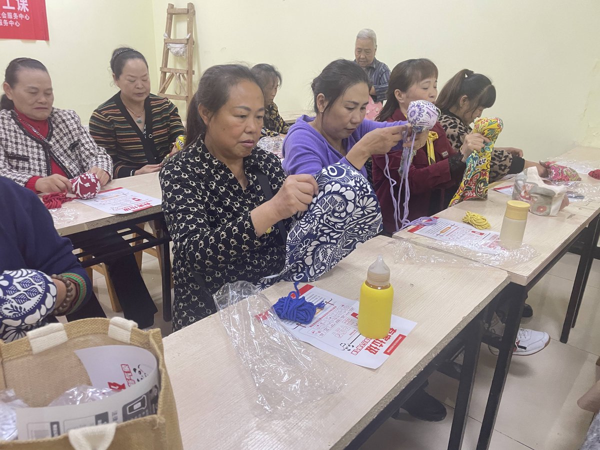 OpheliaOkaon3q's tweet photo. [Neighborhood DIY Craft Night tonight at 6PM in Community Hall! Free supplies + hot drinks, bring your friends u0026 make something fun together!]， https://t.co/JqLW87ptHL