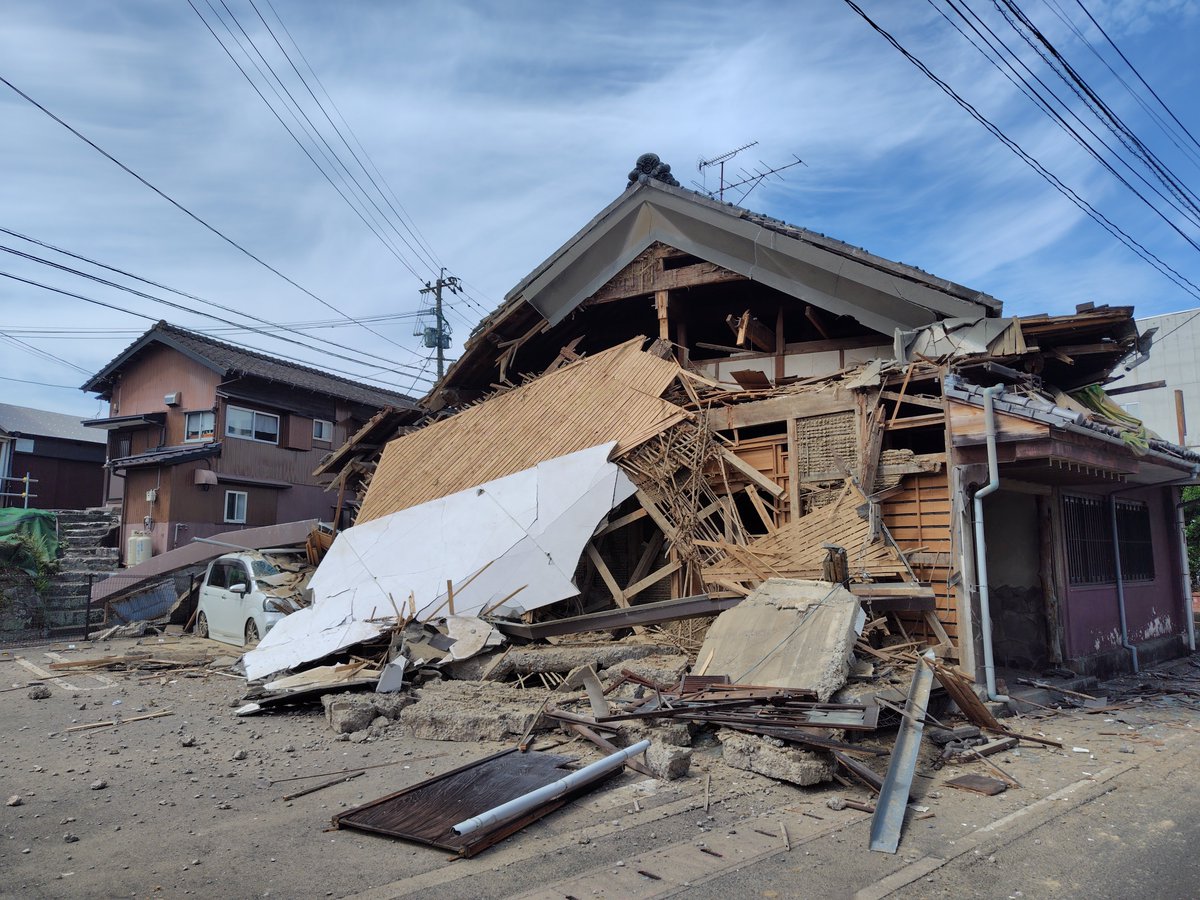 chiroboo6251's tweet photo. そこまで報道見れてないんですけど、イオンの爆発とか煙突が折れたとかが多くて、町中の被害はあんまり報道されてない印象です。
被災地の方は身近な被害状況をもっと発信した方がいいかも。 https://t.co/NdIbpTV9KJ