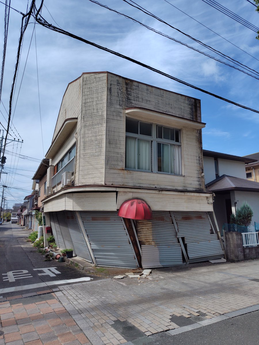 chiroboo6251's tweet photo. そこまで報道見れてないんですけど、イオンの爆発とか煙突が折れたとかが多くて、町中の被害はあんまり報道されてない印象です。
被災地の方は身近な被害状況をもっと発信した方がいいかも。 https://t.co/NdIbpTV9KJ