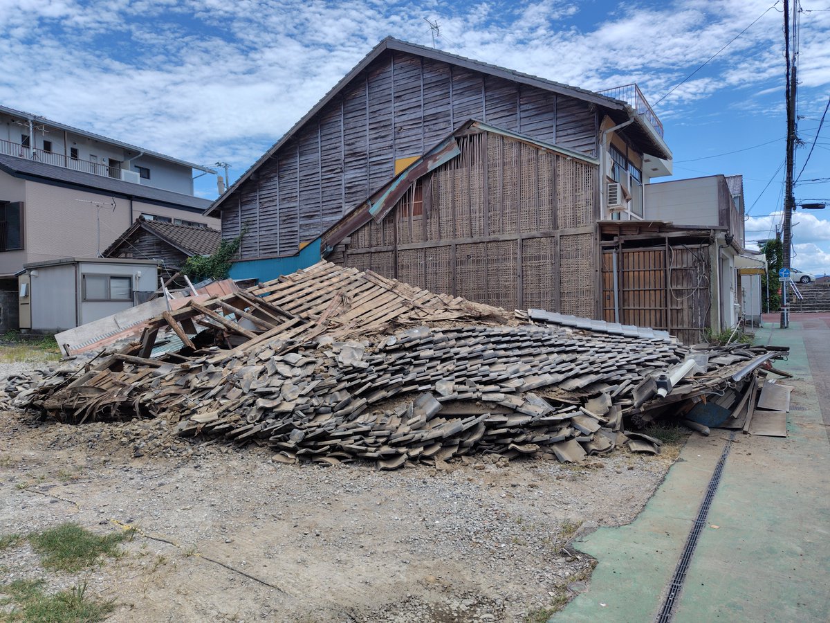 chiroboo6251's tweet photo. そこまで報道見れてないんですけど、イオンの爆発とか煙突が折れたとかが多くて、町中の被害はあんまり報道されてない印象です。
被災地の方は身近な被害状況をもっと発信した方がいいかも。 https://t.co/NdIbpTV9KJ