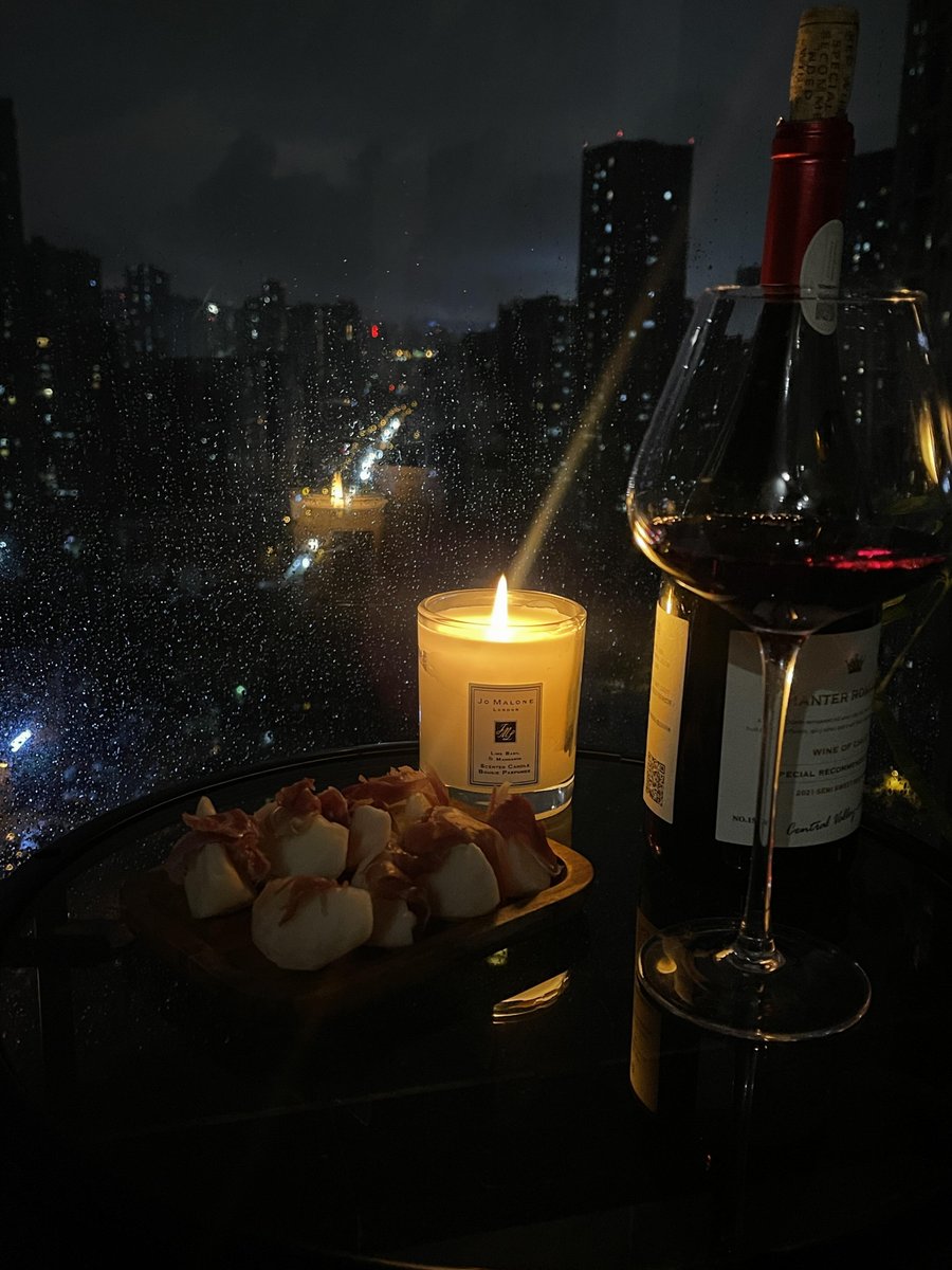 DenisCoatndj3's tweet photo. Just had a cozy rainy evening with hot cocoa and my favorite playlist, feeling so calm and grateful for these small, warm moments ， https://t.co/XAOGGijQey