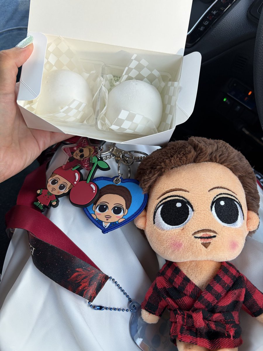 dynam_00063's tweet photo. まだ浮かれてるパープルちゃんです💜
LIVE会場は山形だったのですが
この大福がすっごくおいしかったです🤤
LIVEグッズ色々あるのですがこちらは
必ず持参してる #スナちゃん です😎
そして山形限定のさくらんぼスナちゃんも
新しく仲間入り😍かんわいいい🍒
来月からは #誕生月間🎉
#ダイナム #大曲 https://t.co/Mhezu6uJ9h