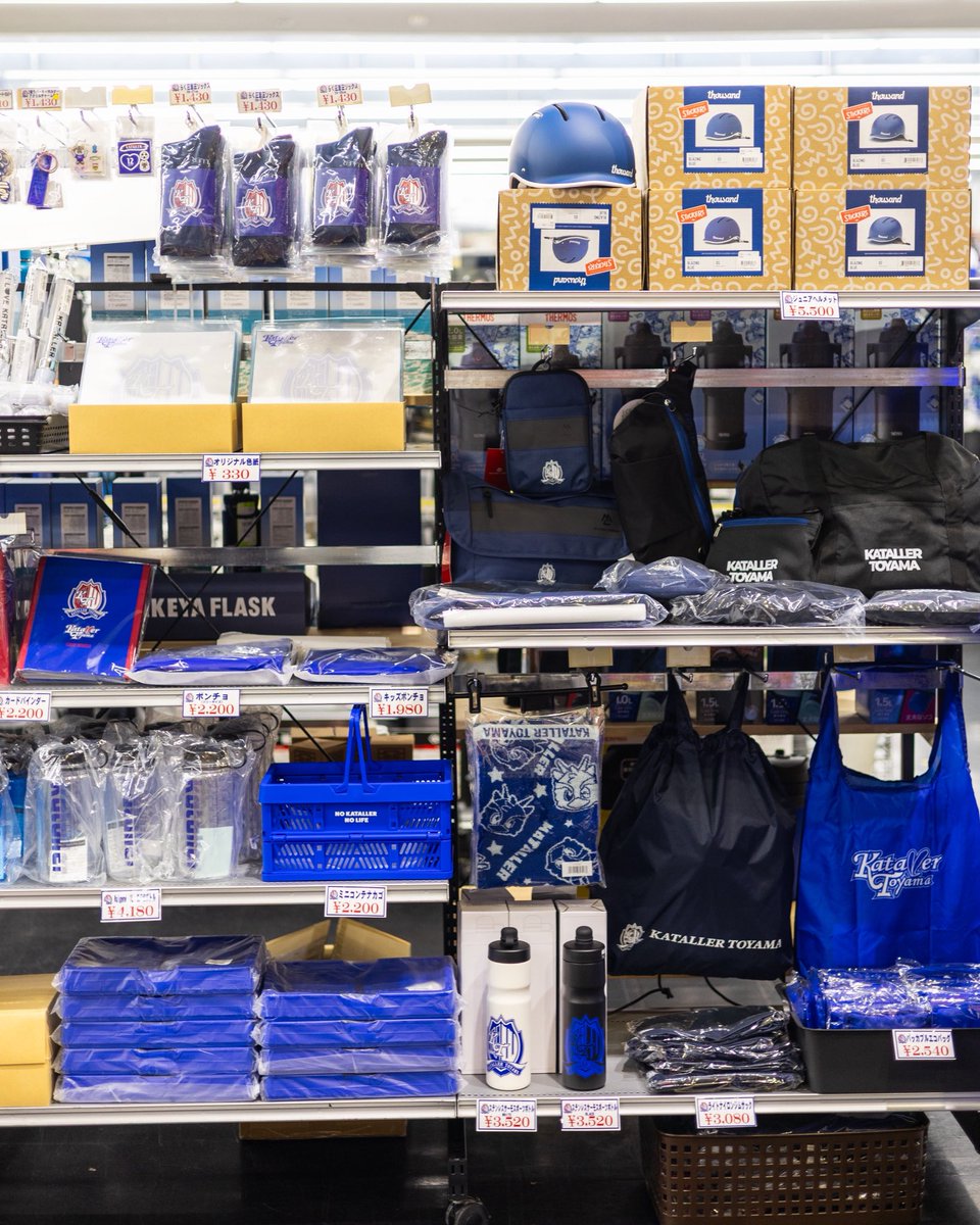 ka6zu1ki's tweet photo. 人気のLフラッグなどのカターレグッズを常時店頭販売することとなりました！
是非ご来店ください！
#カターレ富山
#太陽スポーツ https://t.co/LUAApb9vHX
