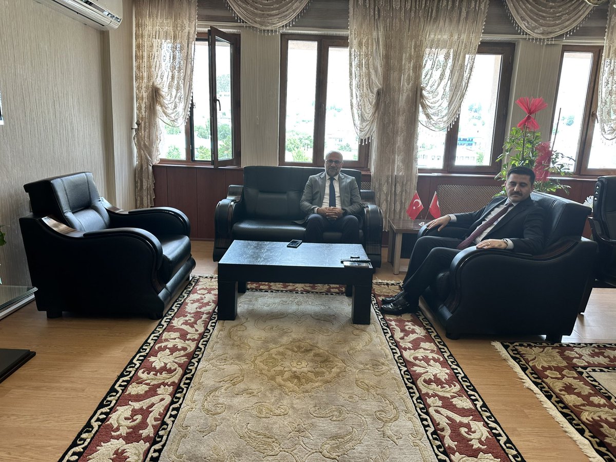 pasinlerkym's tweet photo. Erzurum Vakıflar Bölge Müdürü Sn. Murat USLU, Kaymakamımız Sn. Rahmi BULUT’u makamında ziyaret etti.

Gerçekleşen nezaket ziyaretinde, ilçemizde yürütülen vakıf hizmetleri, tarihi ve kültürel mirasın korunmasına yönelik çalışmalar ile kamu kurumları arasındaki iş birliği konularında değerlendirmelerde bulunuldu.

Kaymakamımız Sn. BULUT, nazik ziyaretlerinden dolayı Sn. USLU’ya teşekkür ederek, yürütülecek çalışmalarda başarı ve kolaylıklar diledi.