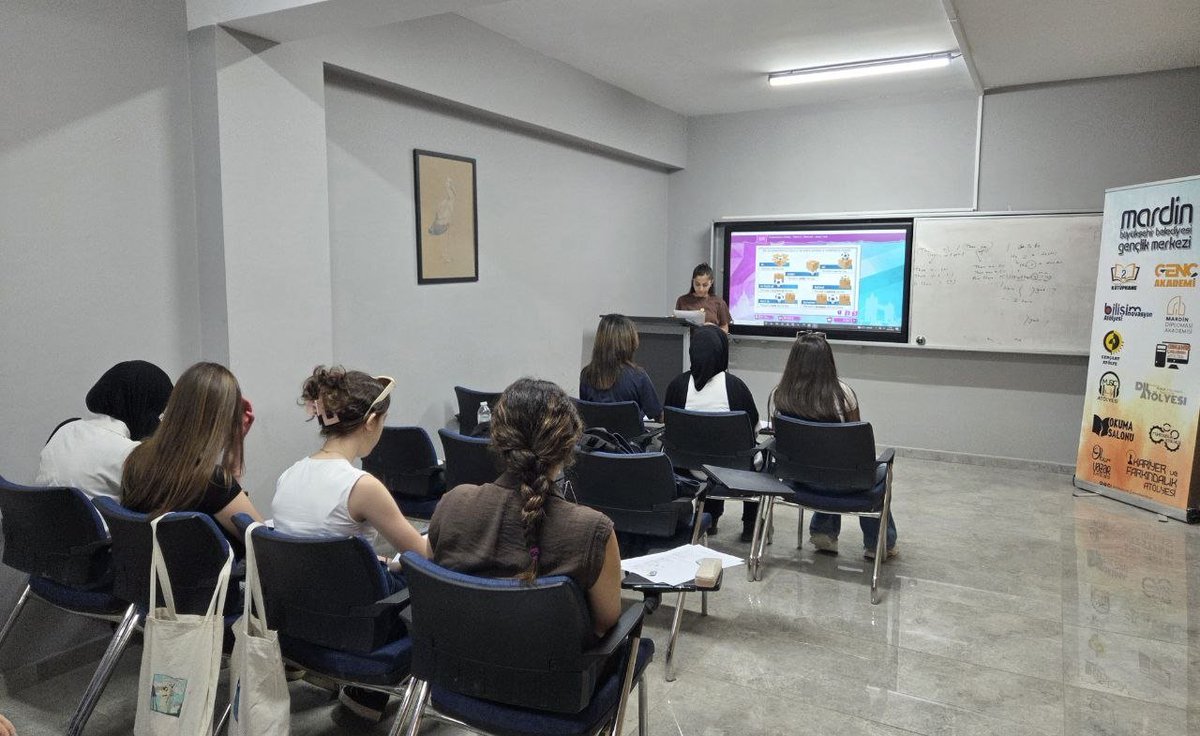 MbbGenclik's tweet photo. Yabancı Diller Atölyesi kapsamında açtığımız İngilizce A1 Eğitimi üçüncü grup katılımcıları ile "Prepositions of Place/There is-There ara" konusu işlendi. ☺️👨‍🎓👩‍🎓📚📜

#ArtukluGençlikMerkezi https://t.co/fdDkdSOZmJ
