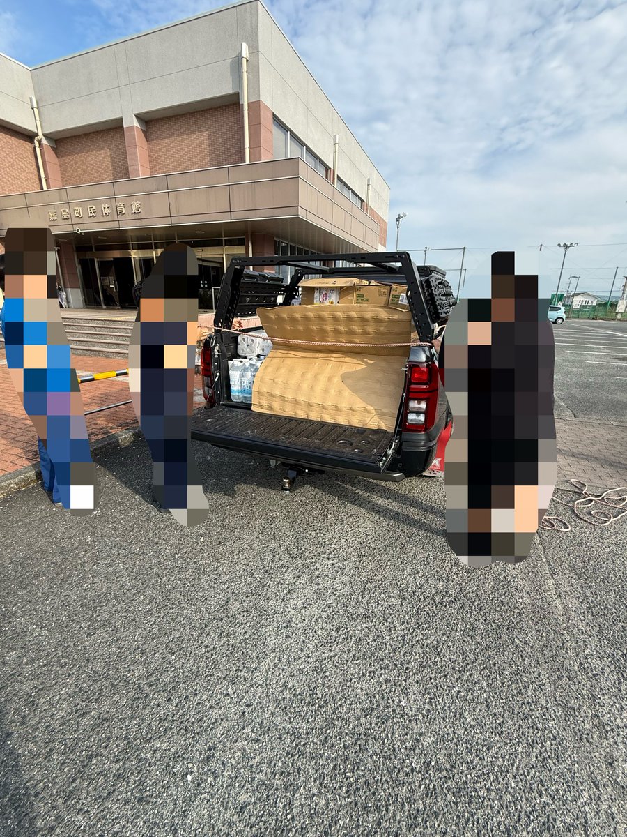 mashi_men_story's tweet photo. 本日早朝、マシマシ物語本部とFC加盟店の皆さまで協力し、支援物資を積んで熊本へ向かいました。

日頃から暑い厨房に立つ私たちは、熱中症の怖さをよく身近に感じています。避難所や屋外で過ごす方々の様子を見て、何かできないかと考えました。 https://t.co/4jenC69K37