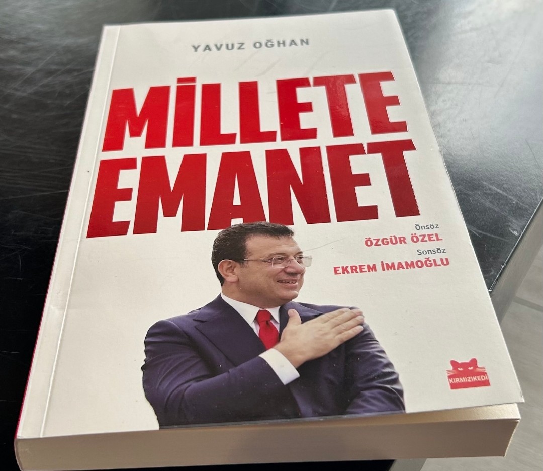vefa_yurekli's tweet photo. 🚨“BAĞIMSIZ GAZETECİLİK” MASKESİ DÜŞTÜ: YAVUZ OĞHAN DOSYASINI AÇTIK!🔽

🔴Özgür Özel ve Ekrem İmamoğlu ekibinin CHP’den ayrılmasıyla Saraçhane basınının kirli para ilişkileri birer birer ortaya saçılıyor. Yıllardır kamuoyuna “bağımsız gazetecilik” dersi veren Yavuz Oğhan’ın CHP’den milyonlarca lira aldığı kendi açıklamasıyla belgelendi.

2024: 500 bin TL
2025: 3 milyon 939 bin 806 TL
2026: 2 milyon 924 bin 758 TL

📌Rusya’nın Türkiye’deki çıkarlarına hizmet eden Sputnik Türkiye’nin yönetiminde yer alan gazeteci Oğhan, CHP’den aldığı parayı “Demokrasiye katkı sağladım, cebime koymadım” sözleriyle savundu. 

‼️Parayı kurucusu olduğu Gazete Pencere’ye aktardığını açıkça itiraf etti. Yani bir yanda CHP’nin iletişimini yönetti, diğer yanda partiden gelen milyonlarla “bağımsız” gazetesini ayakta tuttu!
Şimdi kaçamayacağı sorular var:

❓CHP’den ayrıca ne kadar maaş aldı?

❓Milyonluk faturalar hangi hizmetler için kesildi?

❓Gazete Pencere’nin yayın çizgisi bu paralarla mı belirlendi?

❓Ekrem İmamoğlu için yazdığı ve üç günde 100 bin sattığı ileri sürülen kitabın geliri nereye gitti?

‼️Yavuz Oğhan dosyasını açtık. CHP’den akan milyonların, maaş iddiasının ve “Millete Emanet” kitabından elde edilen gelirin peşine düşeceğiz. Ulaştığımız her yeni bilgi ve belgeyi önümüzdeki günlerde kamuoyunun önüne koyacağız.

‼️Bu saatten sonra kimse parti parasıyla beslenen gazeteciliği “bağımsızlık” diye pazarlayamayacak!