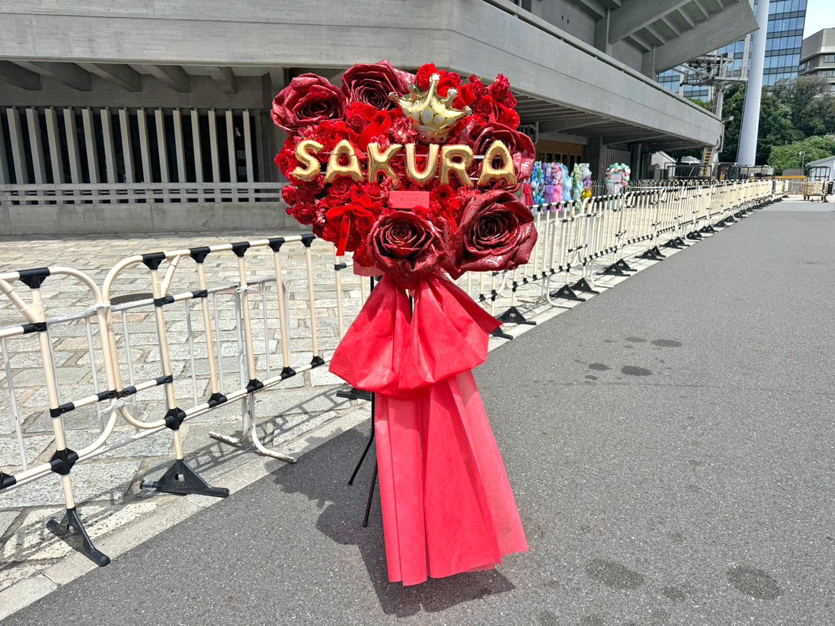 hanashigoto87's tweet photo. #らぶしっく #さくら 様(@sakura_lvsk )のライブ公演祝いフラスタ

▼事例掲載
https://t.co/Ir5LXAV8XP
花材など載せているので見てもらえたら嬉しいです💐

らぶしっく 2.5th ANNIVERSARY
日本武道館ワンマンライブ
-ハピネスだけで世界中埋め尽くしてやれ！-
🗓️7.30[Thu] 📍日本武道館
#らぶしっく武道館 @lovesick_info #はなライ 💃
