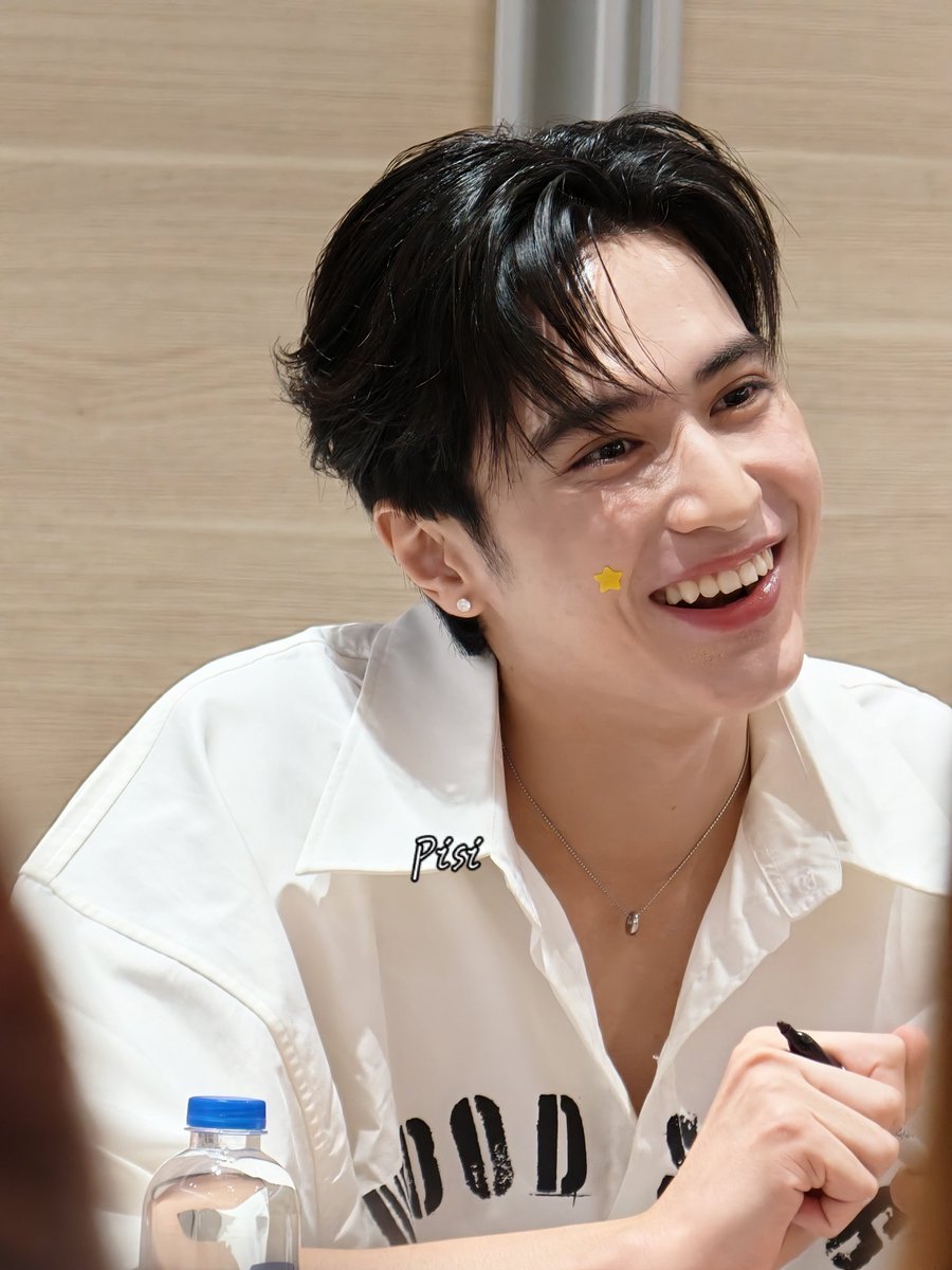 marisa86497827's tweet photo. TESHOWPING SO CUTE 😍 
TSP COZY SIGN AND SMILE 

#งานมหกรรมนิยายนานาชาติ2026XTeshowPing
Cr.@Myat244247 https://t.co/sfGOo3eFkm