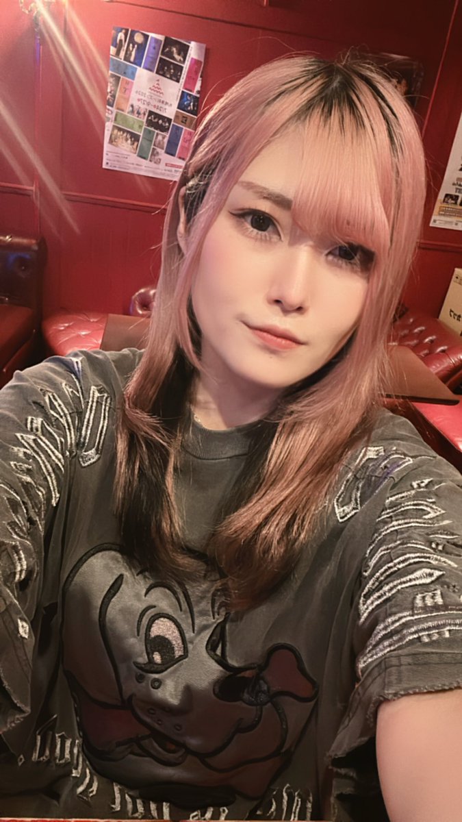 emecha_LR's tweet photo. サロいるにょーーーん！！！

前髪伸びすぎたので明日にでも切ろうとおもいます‼️
カラシャン優秀すぎてピンク保ててる✌️会員制じゃないので誰でも来れるよ〜✨システムとか知りたい方はリプかDMしてねん
#スナック　#札幌スナック https://t.co/p27SlqI99J