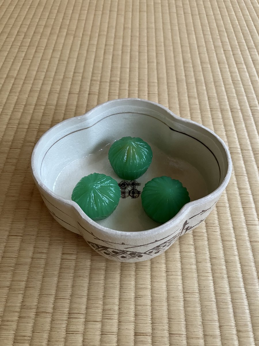 esyoukai's tweet photo. 日曜日はお稽古日でした。

主菓子は「花藻」（大阪・鶴屋八幡製）。
前日に大阪を訪れた際のお土産です。
清流に揺れ���藻の花をイメージしたお菓子で、見ているだけでも涼やかな気持ちになりました。

干菓子は「波打ち際」（松涛園製）。
夏の海を感じさせる、素敵なお菓子でした🦀 https://t.co/pwRkdlyEyD