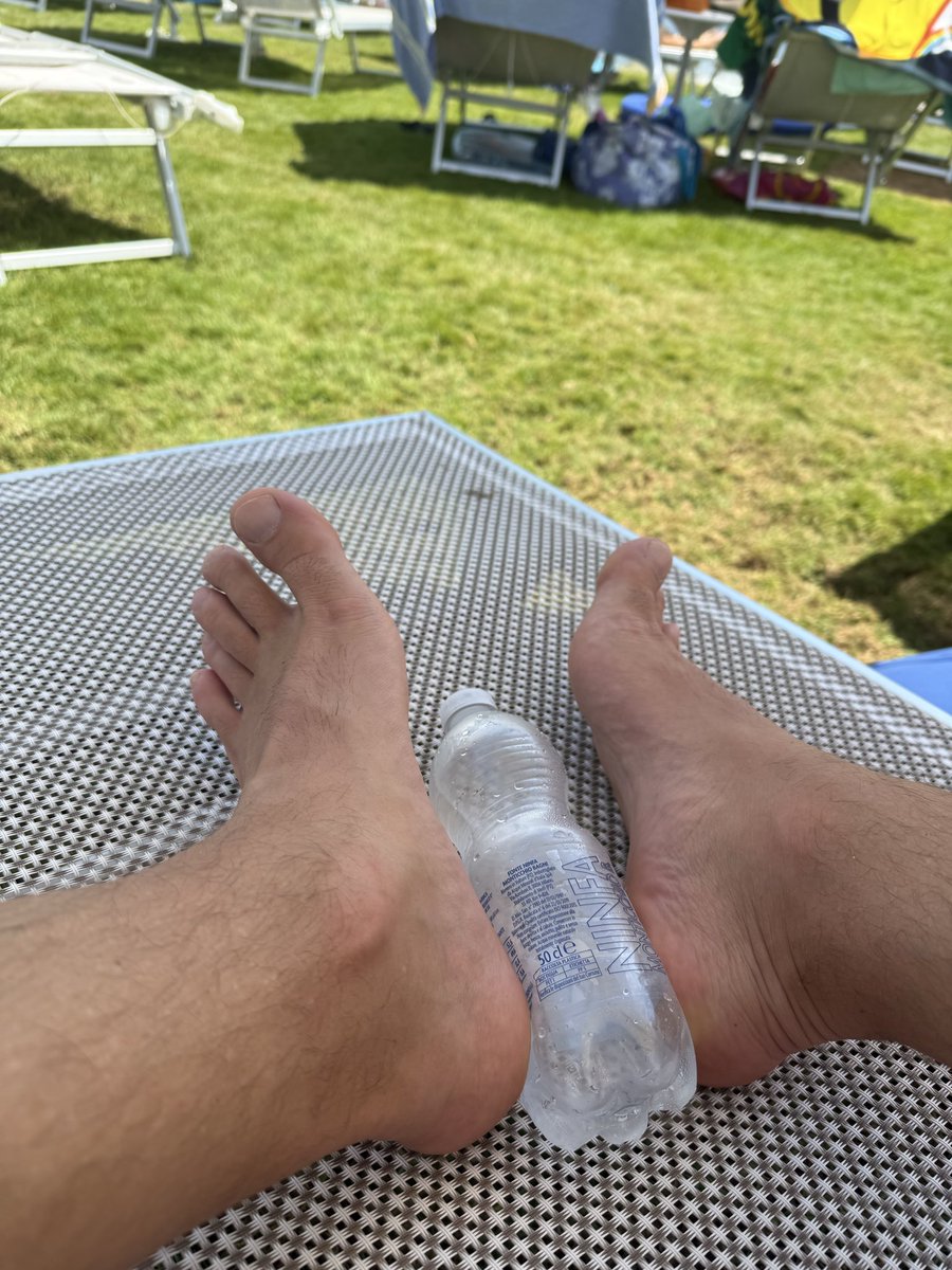 leoneleoneleon3's tweet photo. My little feet 😂👅 https://t.co/fqgD8qVufs