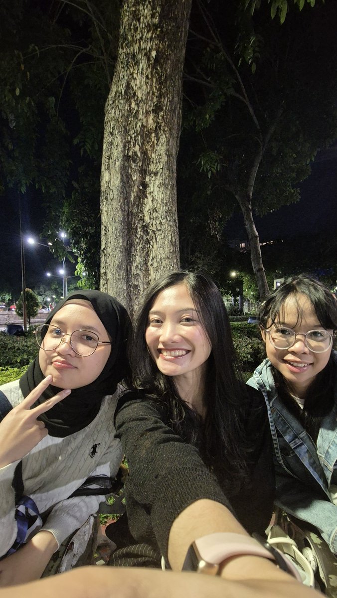 kwamericano's tweet photo. Bulan ini setahun kenal deket sama keii dan raraa, sobat 01 lineku ❣️

Dari yang masih deketan sampai akhirnya  berpencar 3 kota buat ngejar impian masing - masing 🥺

Happy terus ya kalian, sukses buat karir kita bertiga. 

I miss u so much and i love you so much guyss 🫰

Aku seneng bisa kenal kalian berdua 🥺🫰

Juli 2025                           Juli 2026