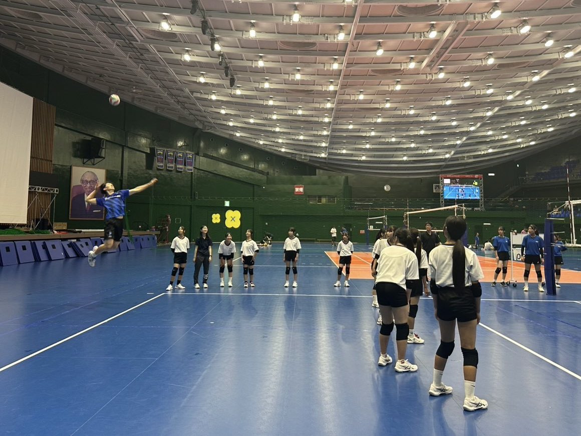 OSAKA__BLUTEON's tweet photo. 🔷#守口市 子どもバレーボール教室2026🔷
本日は守口市立庭窪中学校、大久保中学校の女子バレーボール部の皆さんをパナソニックアリーナにお迎えし、バレーボール教室を実施🏐✨
楽しみながら熱心に取り組んでいただきました🔥
またお会いしましょう🙌
#中村駿介 #垂水優芽 #金田晃太朗
#BLUEACTION #京阪
#大阪ブルテオン
#OSAKABLUTEON