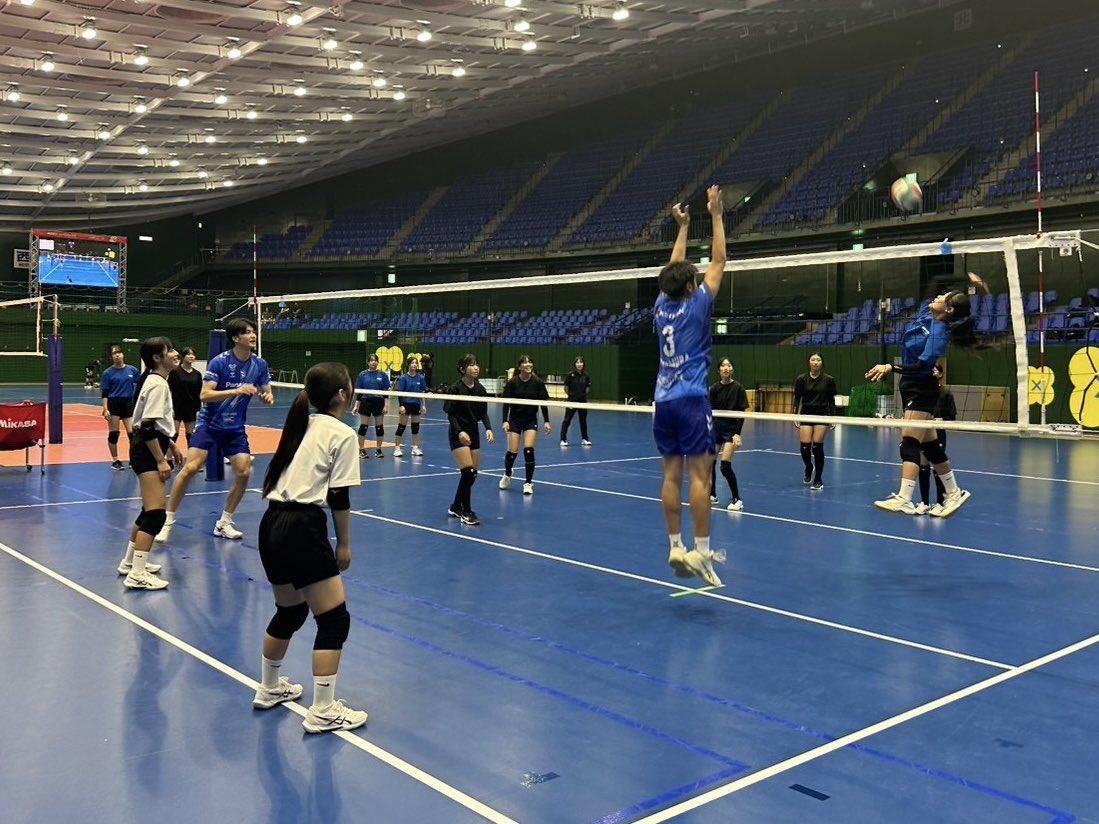 OSAKA__BLUTEON's tweet photo. 🔷#守口市 子どもバレーボール教室2026🔷
本日は守口市立庭窪中学校、大久保中学校の女子バレーボール部の皆さんをパナソニックアリーナにお迎えし、バレーボール教室を実施🏐✨
楽しみながら熱心に取り組んでいただきました🔥
またお会いしましょう🙌
#中村駿介 #垂水優芽 #金田晃太朗
#BLUEACTION #京阪
#大阪ブルテオン
#OSAKABLUTEON
