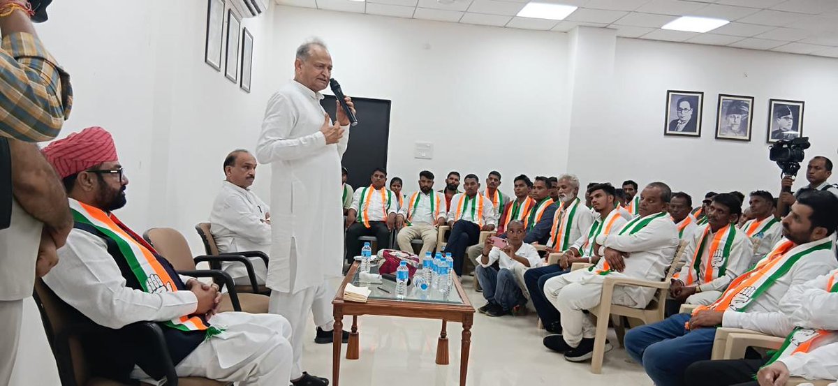 roat_mla's tweet photo. आज यह खबर देखकर और सुनकर एक विचार आया जो आपके सामने रखना चाहूंगा।

एक समय था जब दक्षिणी राजस्थान के आदिवासी समाज को राष्ट्रीय दलों के बड़े नेताओं को माला पहनाने तक का अवसर भी नही मिलता था। उन्हें केवल रैलियों की भीड़ और तालियां बजाने तक सीमित समझा जाता था।

आज वही साधारण आदिवासी भाई राजधानी जयपुर में आमंत्रित किए जा रहे हैं और पूर्व मुख्यमंत्री अशोक गहलोत जी द्वारा उनका माल्यार्पण किया जा रहा है।

यह परिवर्तन अपने आप नही आया है। यह उस राजनीतिक जागरूकता और आत्मसम्मान का परिणाम है, जिसे बाप पार्टी की विचारधारा ने मजबूत किया है। बाप पार्टी ने केवल दक्षिणी राजस्थान की पहचान को ही नही, बल्कि पूरे आदिवासी समाज के आत्मविश्वास और राजनीतिक महत्व को भी नई पहचान दिलाने का कार्य किया है।

उसी क्रम में कमल-कांग्रेस के नेता भी बाप पार्टी का नाम लेकर अपने शीर्ष नेतृत्व के सामने अपनी राजनीतिक उपस्थिति के साथ नम्बर बढ़ाने का प्रयास कर रहे हैं। यह अपने आप में एक बड़ा संकेत है कि बाप पार्टी ने प्रदेश की राजनीति में अपनी एक प्रभावशाली पहचान बनाई है।

@zeerajasthan_ @ashokgehlot51 @News18Rajasthan @NDTV_Rajasthan @1stIndiaNews @rpbreak