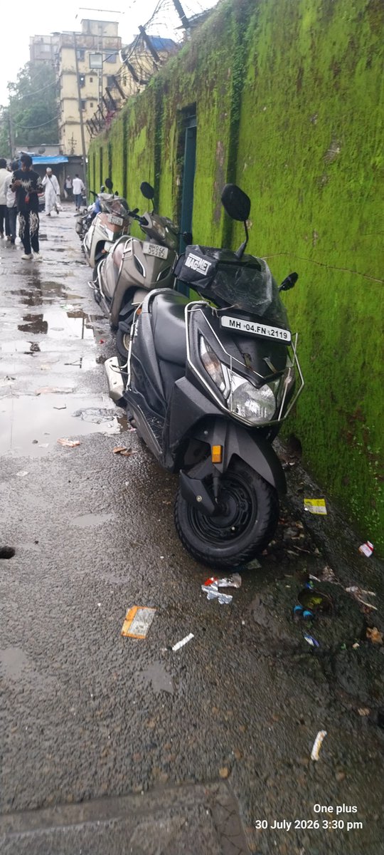 MumbraPravasi's tweet photo. This is walking path adjacent to mumbra station and area belongs station premises it's been used for parking kindly take action 
@drmmumbaicr 
@ThaneCityPolice https://t.co/WC7uH6c4kP
