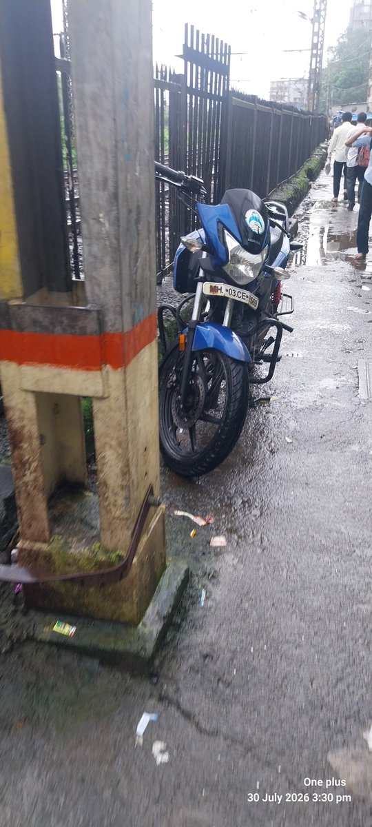 MumbraPravasi's tweet photo. This is walking path adjacent to mumbra station and area belongs station premises it's been used for parking kindly take action 
@drmmumbaicr 
@ThaneCityPolice https://t.co/WC7uH6c4kP