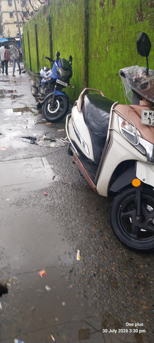 MumbraPravasi's tweet photo. This is walking path adjacent to mumbra station and area belongs station premises it's been used for parking kindly take action 
@drmmumbaicr 
@ThaneCityPolice https://t.co/WC7uH6c4kP