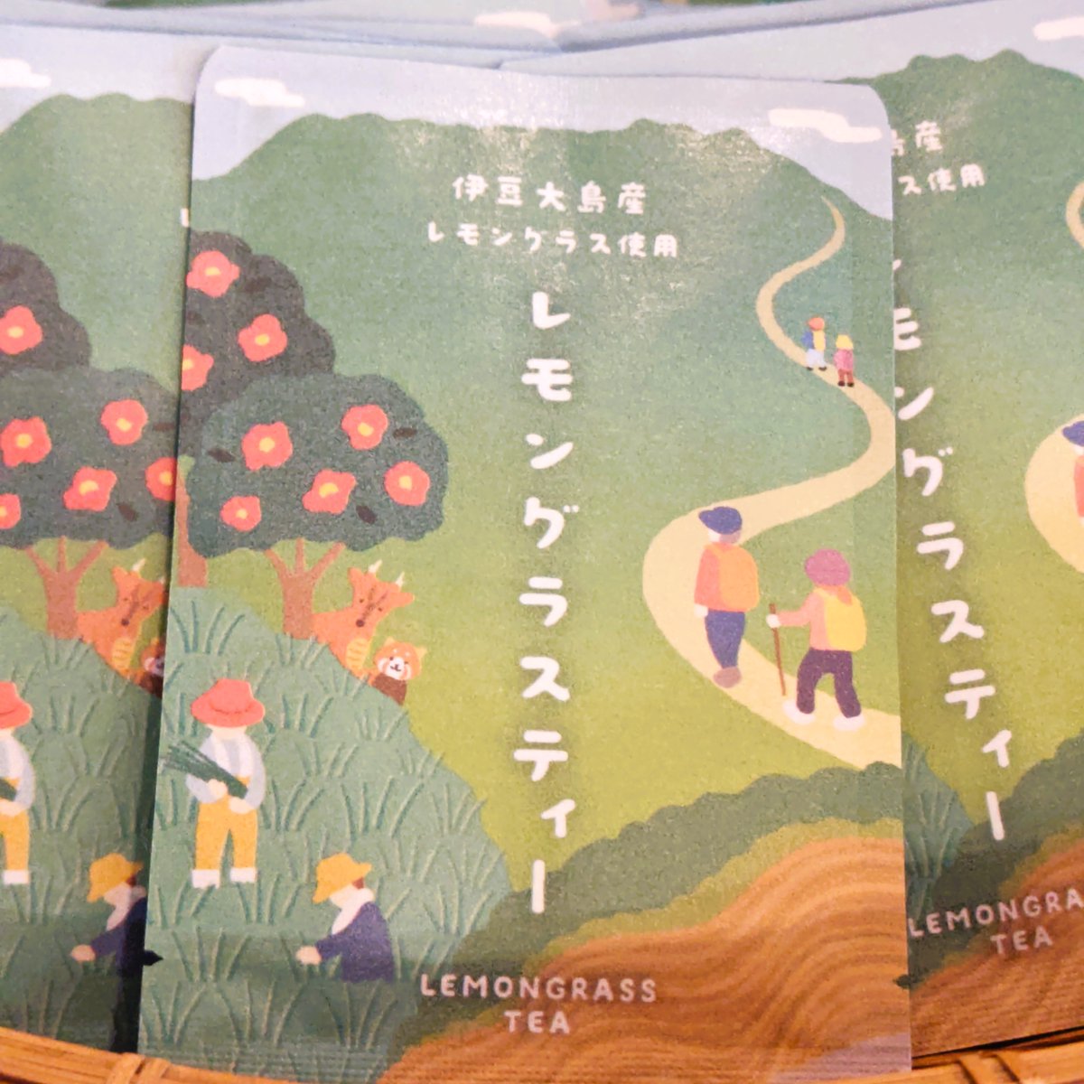 ebisuya_smile's tweet photo. 【オリジナル新商品】
伊豆大島の＜レモングラス＞を使った、オリジナル新商品「レモングラスティー」が誕生しました！

「京都ぎょくろのごえん茶」さんのおかげで、素敵な味わいとデザインのブレンドティーに仕上がりました🏝
@goen_cha

#キョン #レッサーパンダ 
#伊豆大島  
#えびすや土産店 https://t.co/UOIWo1Kun8