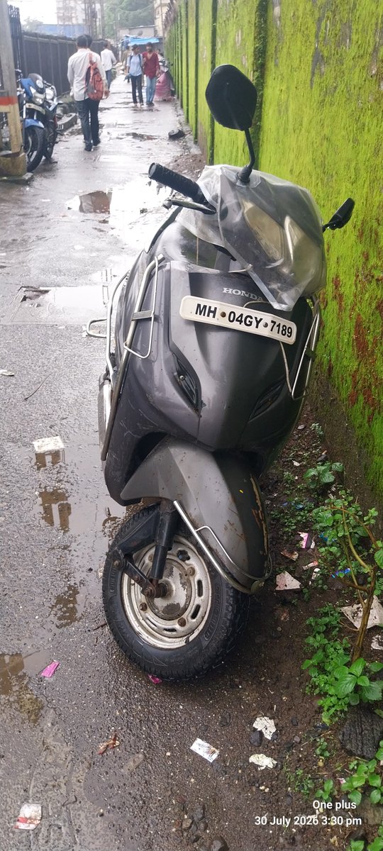 MumbraPravasi's tweet photo. This is walking path adjacent to mumbra station and area belongs station premises it's been used for parking kindly take action 
@drmmumbaicr 
@ThaneCityPolice https://t.co/WC7uH6c4kP