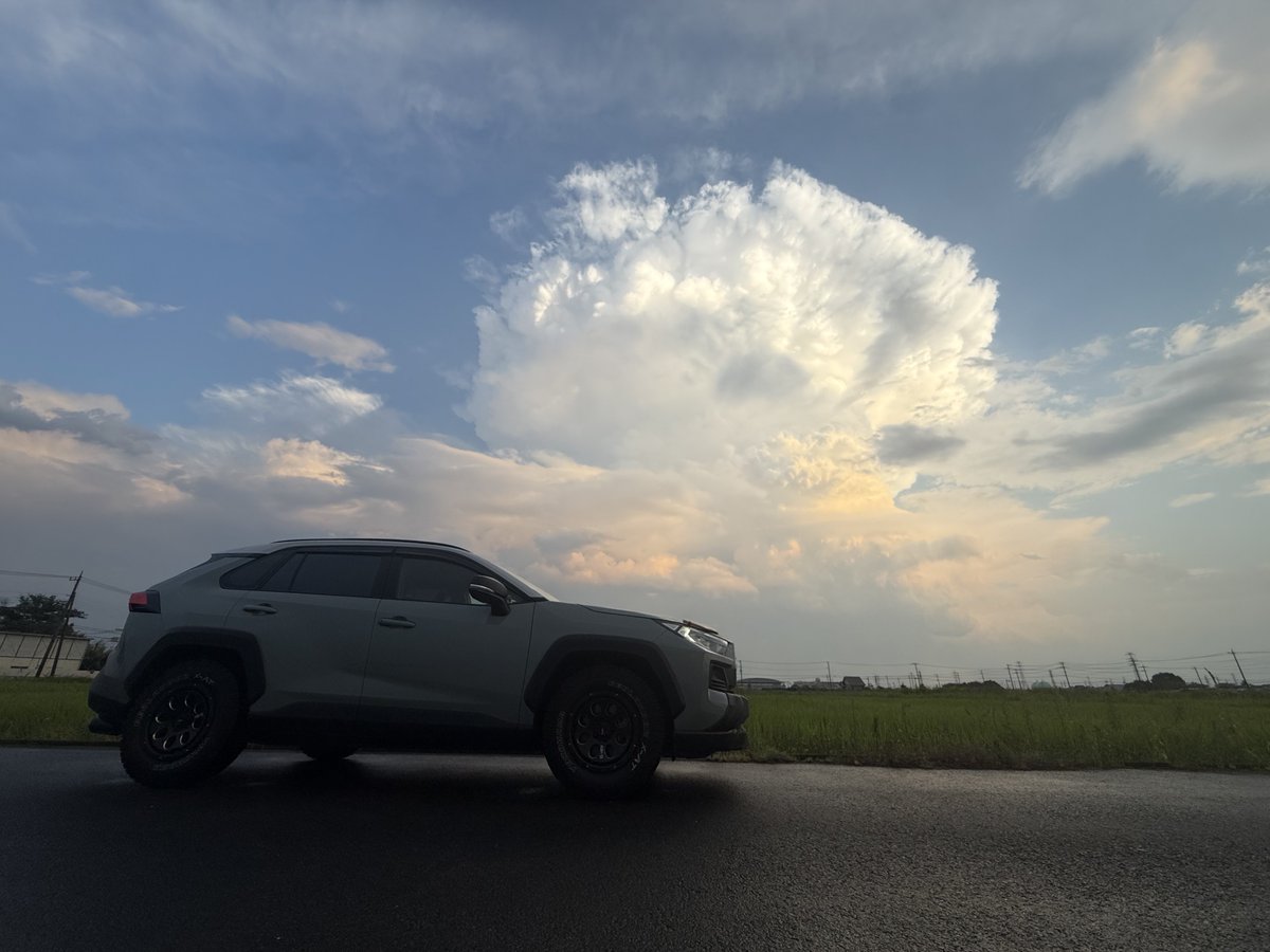 S14S145103's tweet photo. 仕事帰りに見たどデカ積乱雲。
夏だなぁ。 https://t.co/8VCb1KJXRZ