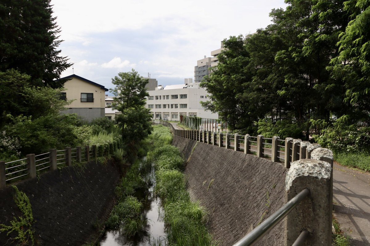 peperingo_ringo's tweet photo. さて、最勝院の宵宮には早すぎる時間だったし、せっかく運転しない街歩きだし…とアルコールを求めてうろつき行き当たったのがFILLS CAFEさん。蔵をリノベした建物でお洒落。屋根裏が薄暗くて落ち着く〜昼からお酒が飲めて満足。コーヒーもメニュー多くて迷う。大学病院の裏？川沿いは初めて歩いたなぁ https://t.co/yPABNR05UK