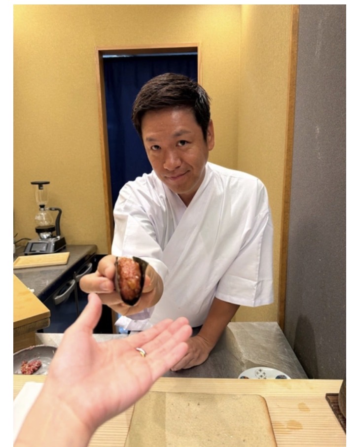 abel_syatiku's tweet photo. 【異色】お笑い芸人が握るすし、まさかの11月まで予約埋まる人気店に

芸人からの転身が、これほどの人気店を生むとは誰が予想しただろうか。

■半年の修業で開いた店
はんにゃ・川島章良が、恵比寿の高級すし店を間借りして始めた「鮨 川しま」。
修業期間はわずか半年ながら、1人2万5000円のコースを完全予約制で提供している。

■開始直後から大人気
一般予約は受け付けていない紹介制ながら、
開始当初から2カ月待ちという盛況ぶりだった。

■離婚を経ての転身
実はこの店を始める少し前、妻・菜月さんと離婚していた川島。
それでも離婚後も元夫婦の関係は良好で、交流が続いている。

■今も衰えぬ人気
元妻・菜月さんが子どもたちと店を訪れた際には、
「今のところ11月まで予約埋まってるそう」という近況も明かされた。

■ポイント
芸人としての経験を活かした接客と実力が、これだけの人気店を作り上げた。
離婚後も良好な家族関係を築く姿にも、温かい視線が集まっている。