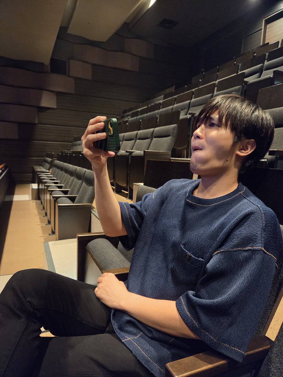 tokura_yuki's tweet photo. 客席内での動画や写真撮影はやめてね！
本番中の光り物の操作はやめとこ！
本番中の撮影もやめたほうがいいな！

ゲネプロおわり！明日が初日！
ビヨンドドーン🚀💫🌌 https://t.co/gKFXegGVOI